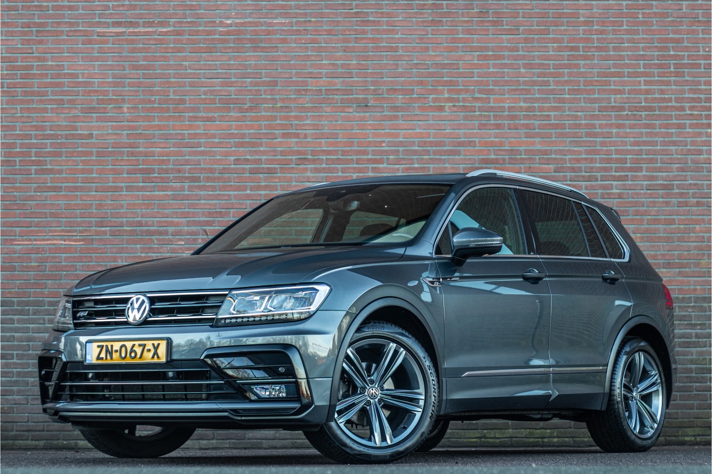 Volkswagen Tiguan - 1.5 TSI DSG Highline Business R, Origineel NL, Panoramadak, Keyless, Trekhaak, Stoelverwar - AutoWereld.nl