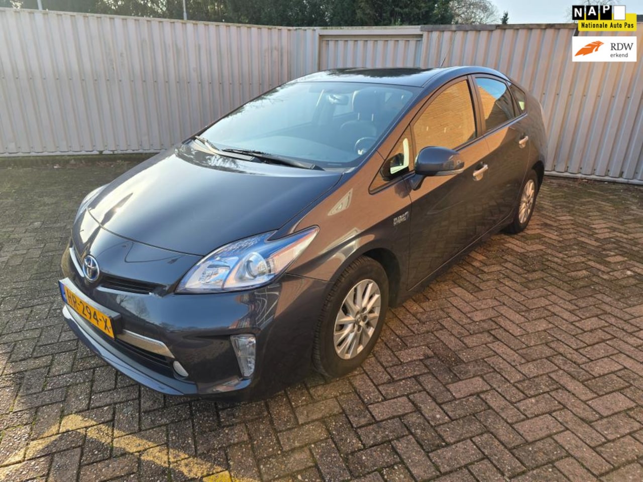 Toyota Prius - 1.8 Plug-in Aspiration 100% Dealeronderhouden - AutoWereld.nl
