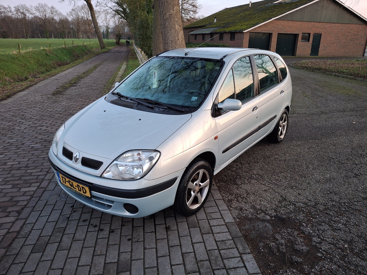 Renault Scénic - 1.4-16V RT Met nieuwe APK, trekhaak, stuurbekrachtiging, elektrische ramen, RDW-NAP. - AutoWereld.nl