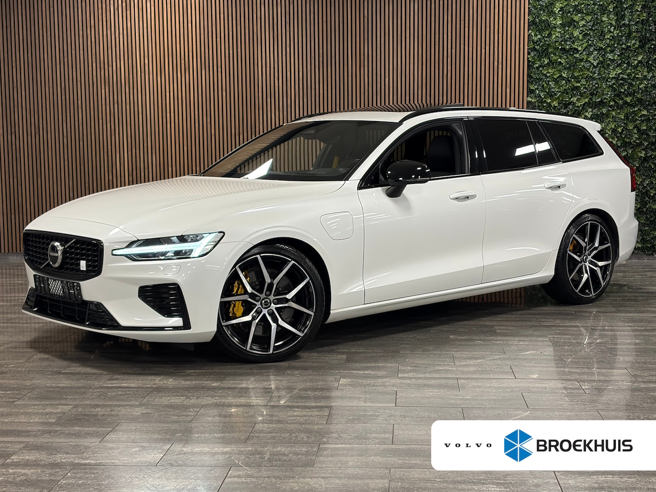 Volvo V60 - T8 AWD Recharge Polestar Long Range Bowers & Wilkins | Schuifdak | 455pk | Trekhaak | 20 I - AutoWereld.nl