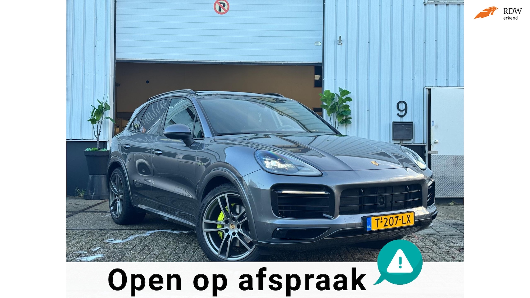 Porsche Cayenne - 3.0 E-HYBRID|PLATINUM|PANO|LAGEKM|1STE EIGENAAR|2021/12|ZEER NETJES| - AutoWereld.nl