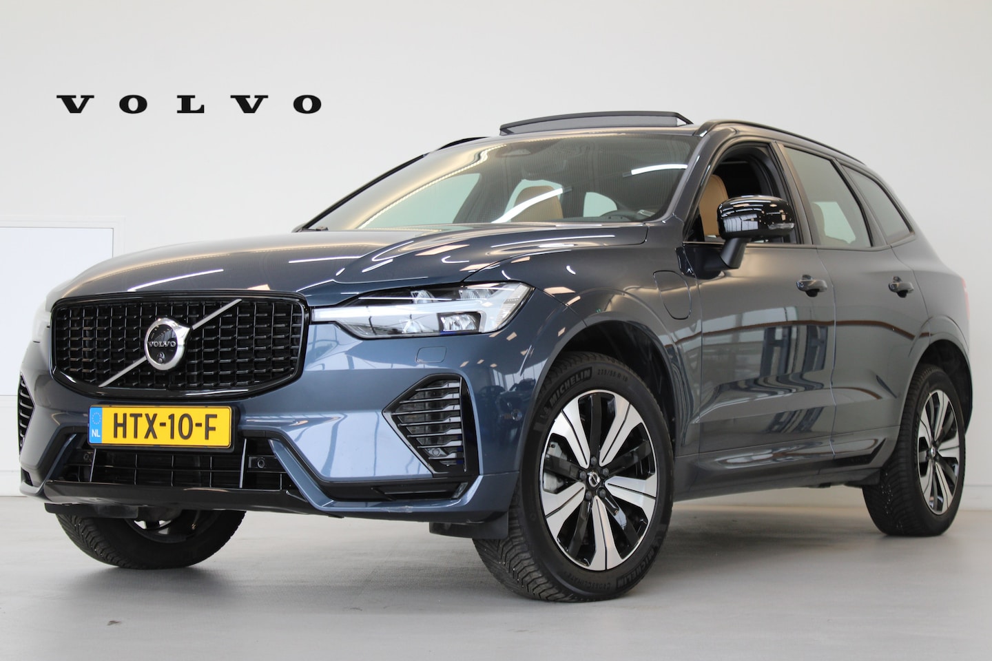 Volvo XC60 - T6 350PK Plus Bright | Luchtvering | Gelam Glas | 360° | Trekhaak | Panoramadak | Blis - AutoWereld.nl