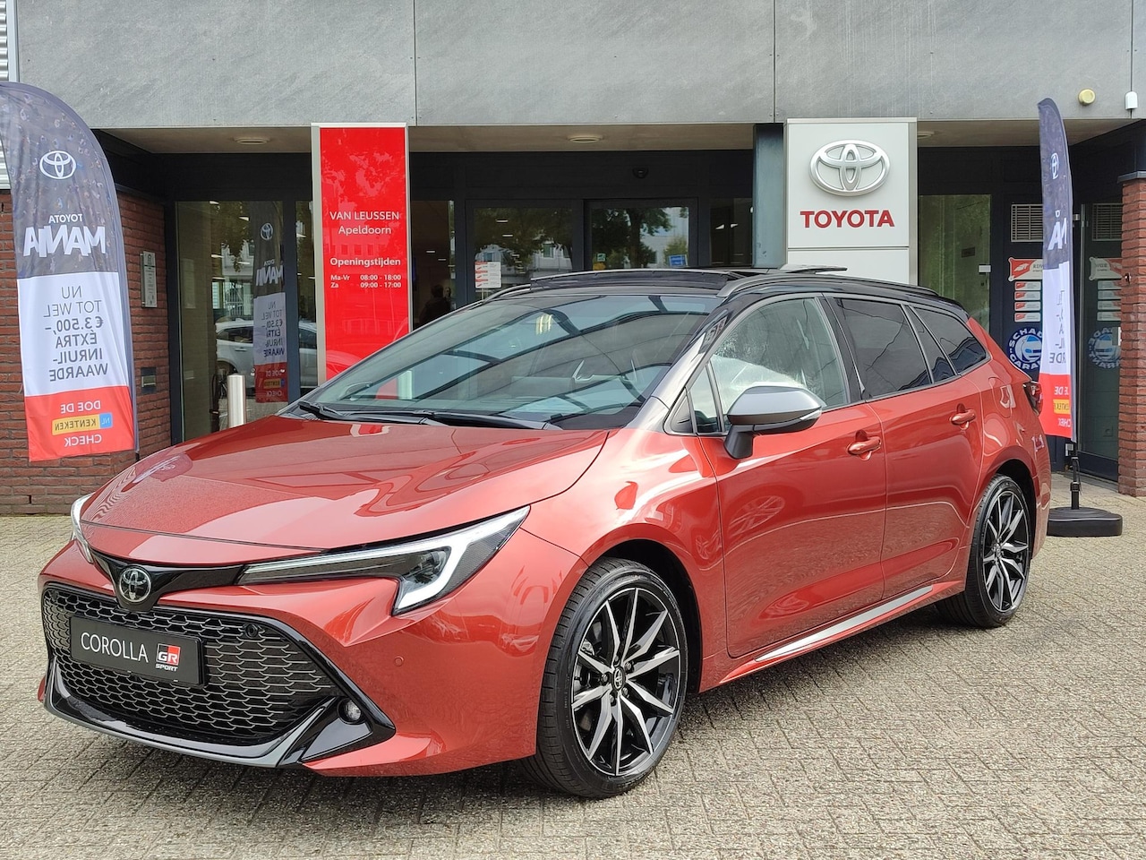 Toyota Corolla Touring Sports - Hybrid 180 GR SPORT PLUS NIEUW DIRECT LEVERBAAR! SCHUIFDAK JBL-AUDIO HEAD-UP NAVI STOELVER - AutoWereld.nl