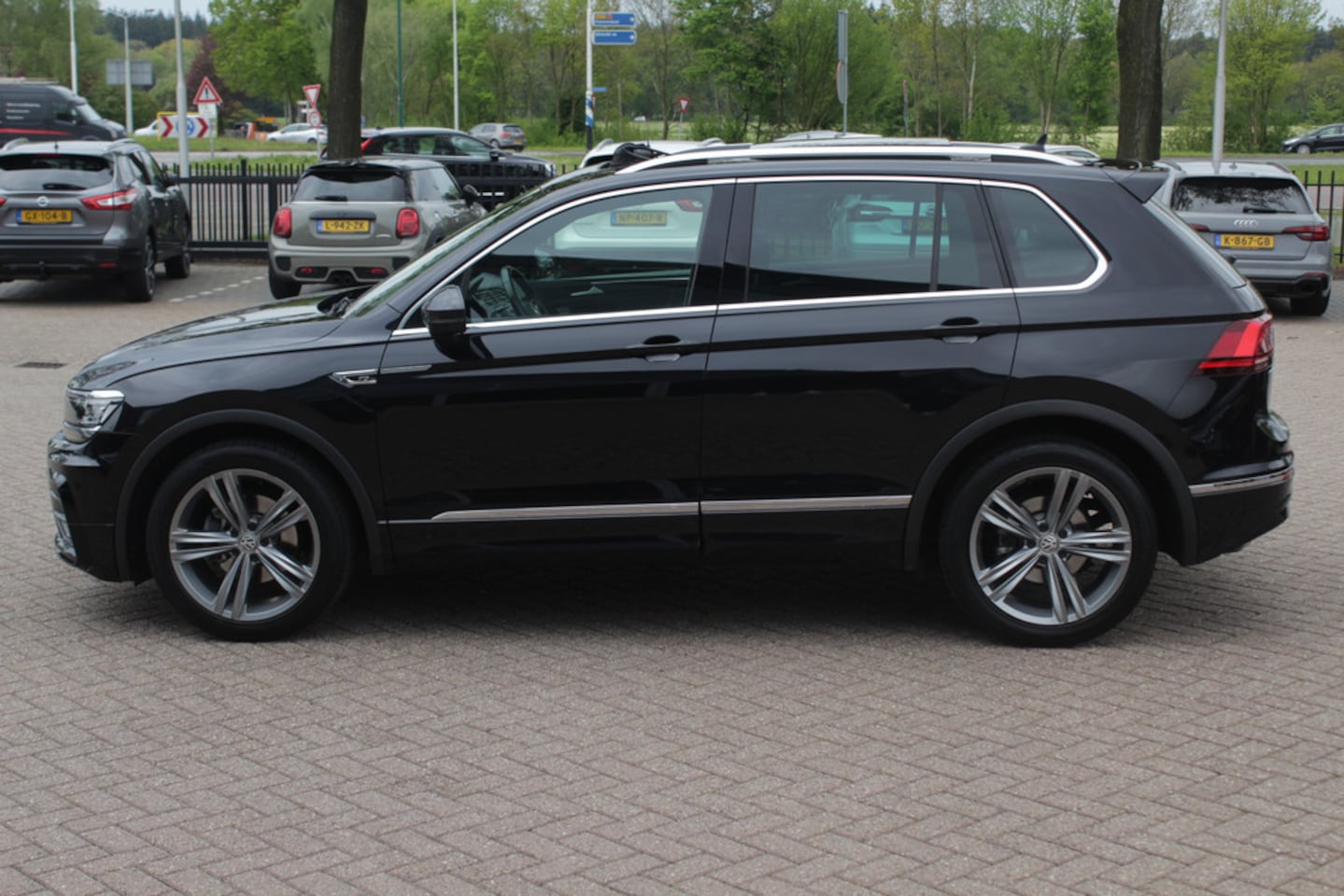 Volkswagen Tiguan Allspace - 1.5 TSI Highline Business R / Trekhaak / Camera / Navigatie / Keyless / 19'' / Stoelverwar - AutoWereld.nl