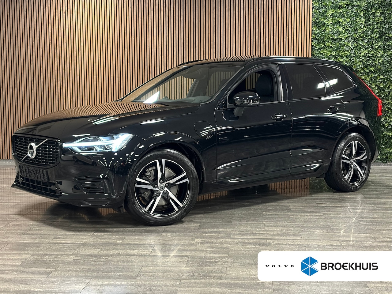 Volvo XC60 - T8 AWD Recharge R-Design Full Option! | Bowers & Wilkins | Luchtvering | Trekhaak | Stoelv - AutoWereld.nl