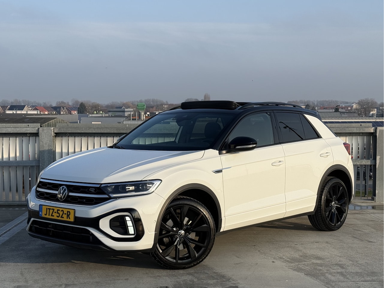 Volkswagen T-Roc - 1.5 TSI R-Line | Black Style | Pano | IQ Light | Trekhaak - AutoWereld.nl