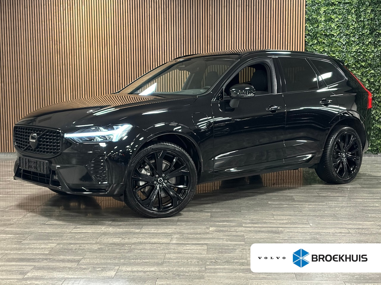 Volvo XC60 - T6 AWD Recharge Plus Black Edition Trekhaak | Michelin All Season banden | Harman Kardon | - AutoWereld.nl