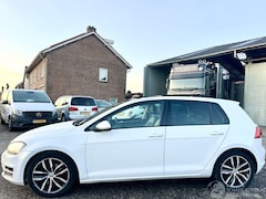 Volkswagen Golf - 1.2 TSI 105pk 6-bak Highl 5drs - pano - nap - xenon - massage - navi - stoelverw - half le