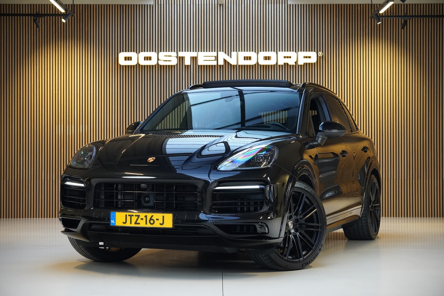 Porsche Cayenne - 3.0/462 pk E-Hybrid Platinum Edition Blackstyle|2023|Luchtvering|Sport Chrono|Trekhaak|Ach - AutoWereld.nl