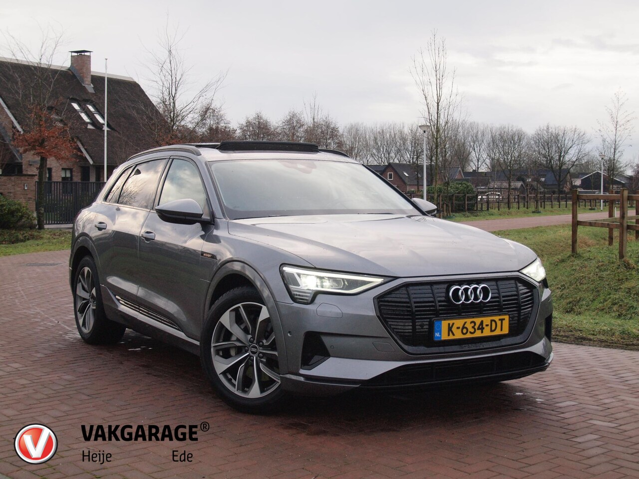 Audi e-tron - 55 quattro Business edition Plus 95 kWh | Panoramadak | Apple Carplay | Trekhaak | Parkeer - AutoWereld.nl