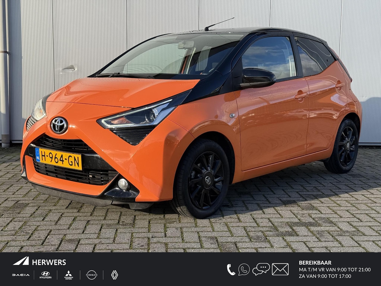 Toyota Aygo - 1.0 VVT-i x-cite / Airco / Navigatie / Achteruitrij camera / Lm velgen / Automaat / - AutoWereld.nl