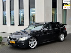 BMW 3-serie Touring - 320i AUTOMAAT M- Sport pakket, panoramadak, trekhaak, NL auto met nationale auto pas