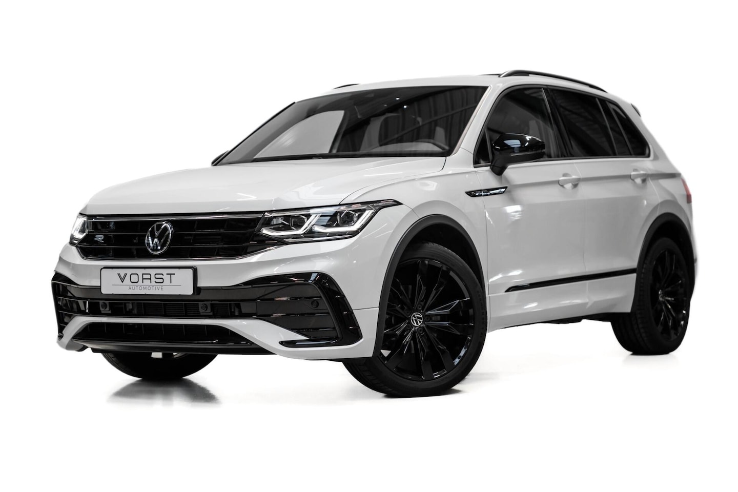 Volkswagen Tiguan - 1.5 TSI R-Line Black Pakket Trekhaak Pano - AutoWereld.nl