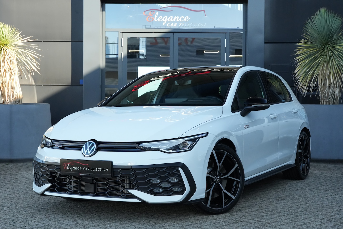 Volkswagen Golf - 2.0 TSI GTI 265pk Panoramadak/HarmanKardon/Camera - AutoWereld.nl