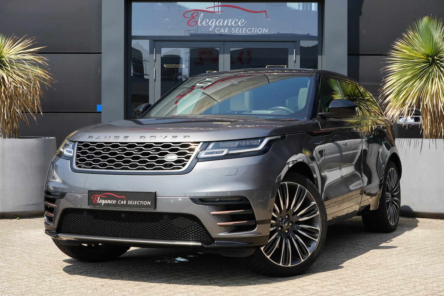 Land Rover Range Rover Velar - 3.0 V6 AWD First Edition 300pk Panoramadak/Meridian/Trekhaak - AutoWereld.nl