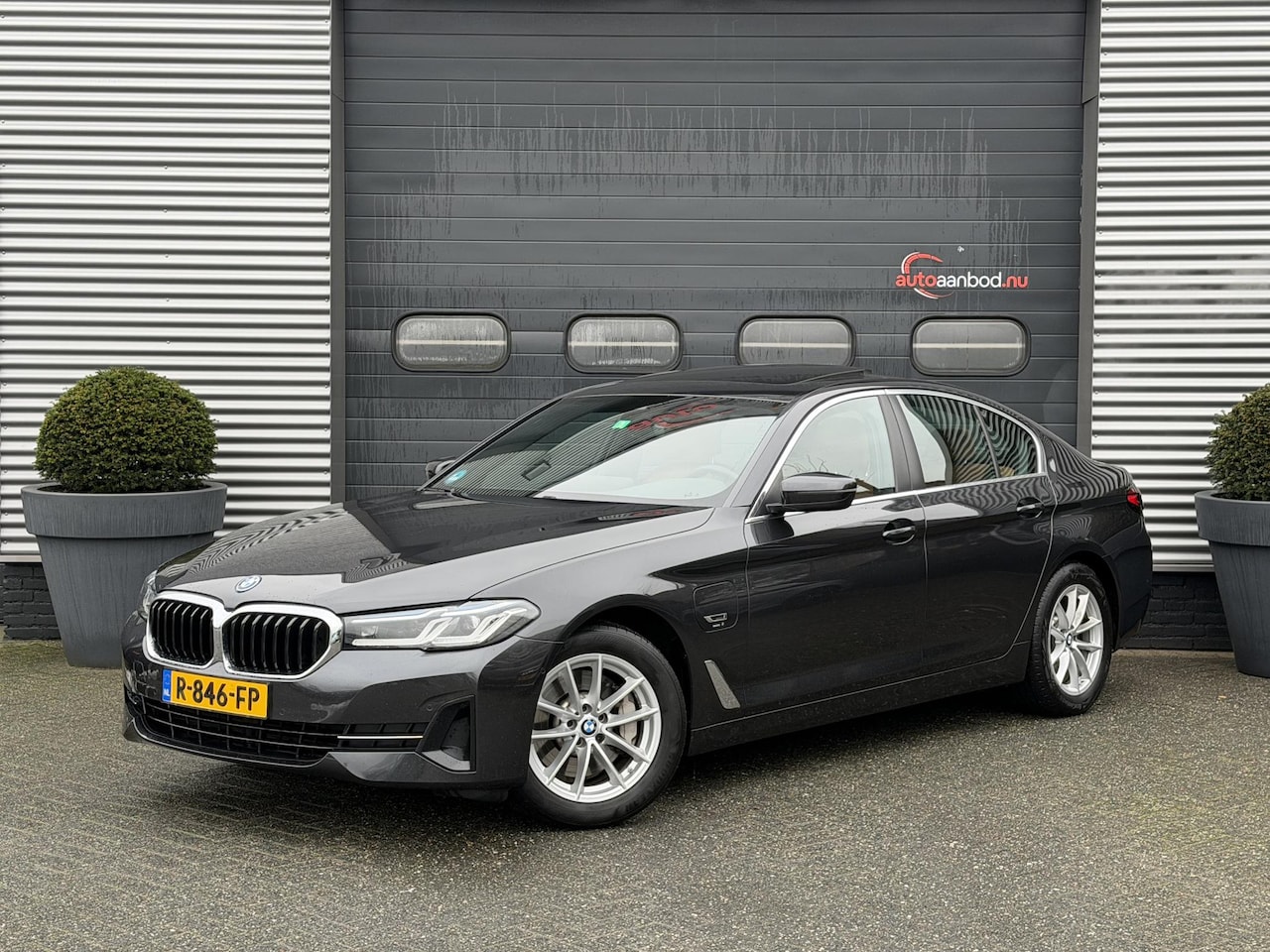 BMW 5-serie - 530e Business Edition Plus | Panoramadak | Camera | Lederen Bekleding | Laser | Elektrisch - AutoWereld.nl