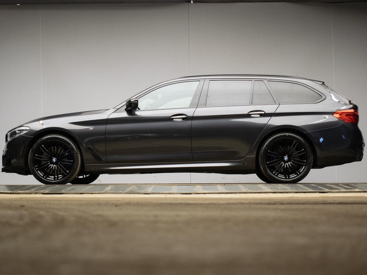 BMW 5-serie Touring - 540i xDrive High Executive (CARPLAY,NAVI,SFEER VERLICHTING,LED,ALCANTARA,STOELVERWARMING,3 - AutoWereld.nl