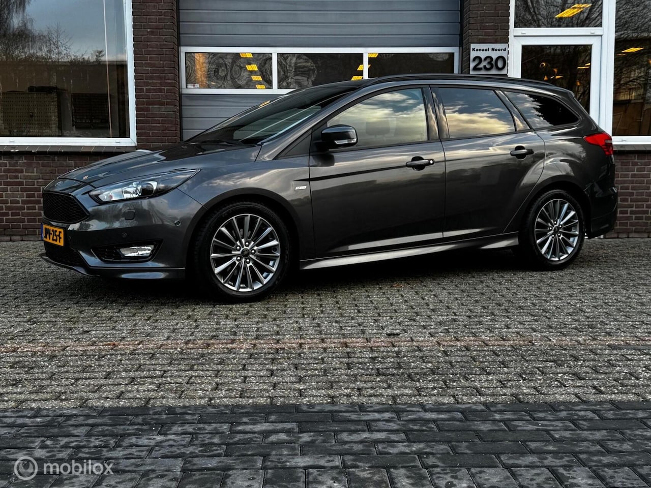 Ford Focus Wagon - 1.5 ST LINE TITANIUM ECC-AIRCO/NAVI/PDC - AutoWereld.nl