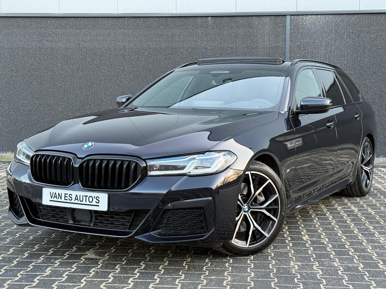 BMW 5-serie Touring - 540d xDrive M-Pakket PANO|XENON|FACELIFT - AutoWereld.nl