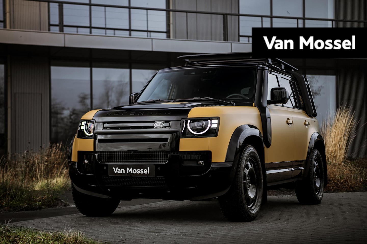 Land Rover Defender 110 - 2.0 P300e 110 Trophy Edition Deep Sandglow Yellow LIMITED EDITION - AutoWereld.nl