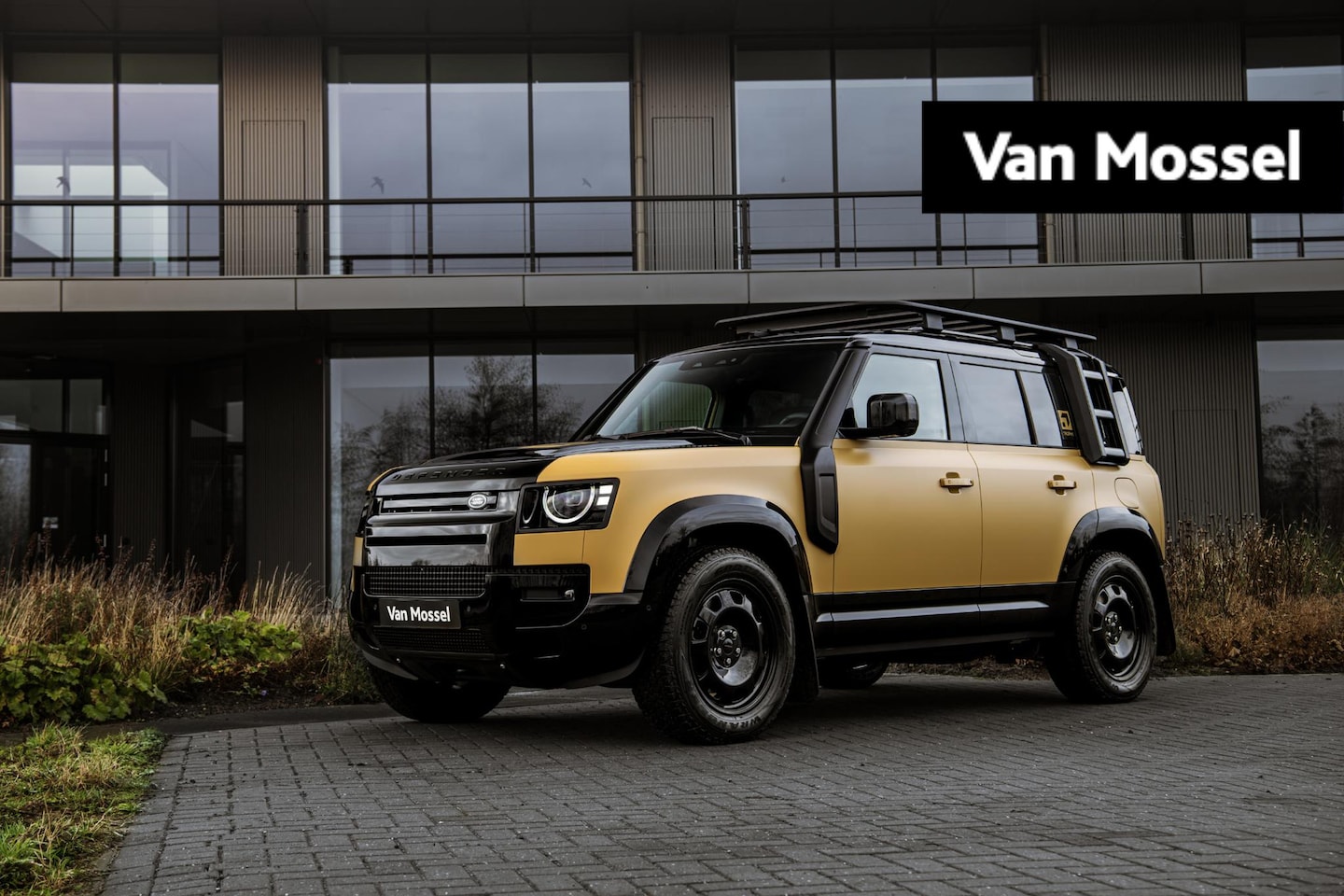 Land Rover Defender 110 - 2.0 P300e 110 Trophy Edition Deep Sandglow Yellow LIMITED EDITION - AutoWereld.nl