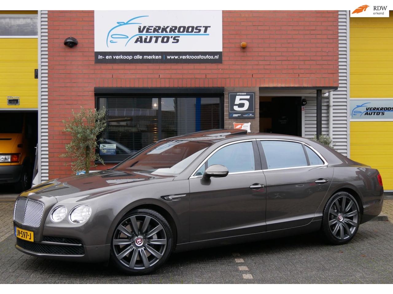Bentley Flying Spur - 4.0 V8. zeer compleet. dealer onderhouden. org km 67000 - AutoWereld.nl