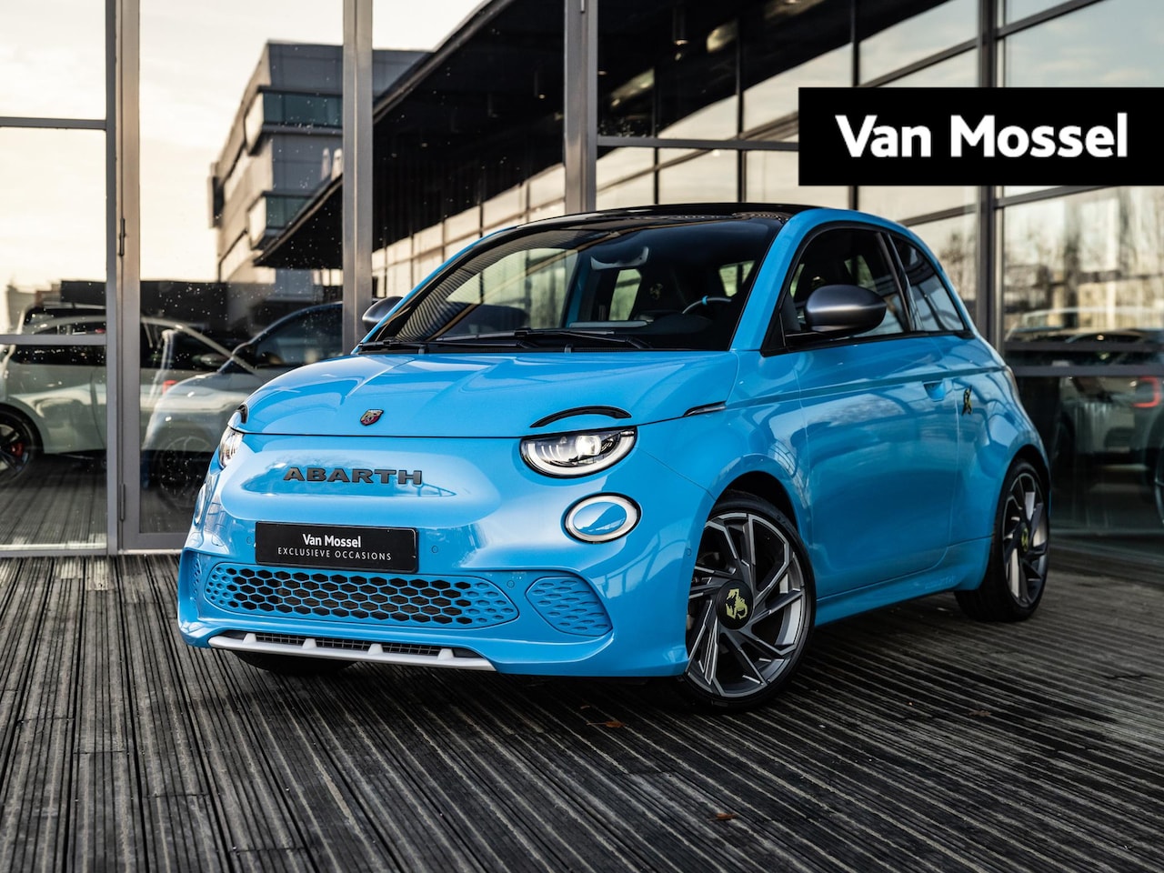 Abarth 500e - Abarth Scorpionissima 42 kWh AUTOMAAT | PANORAMADAK | ALCANTARA BEKLEDING & STUUR | CAMERA - AutoWereld.nl
