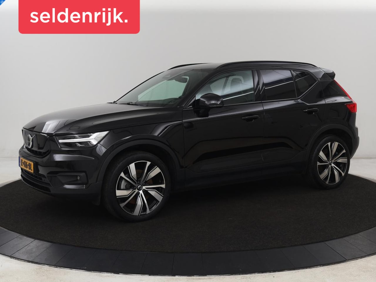 Volvo XC40 - Recharge P8 AWD R Design | Trekhaak | Leder/Alcantara | Stoel & stuurverwarming | Harman/K - AutoWereld.nl
