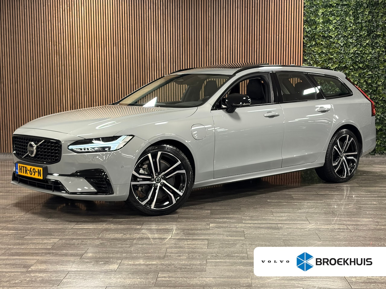 Volvo V90 - T8 AWD Recharge Ultra Dark Vol! | Luchtvering | Bowers & Wilkins | Trekhaak | 455pk |  Sto - AutoWereld.nl