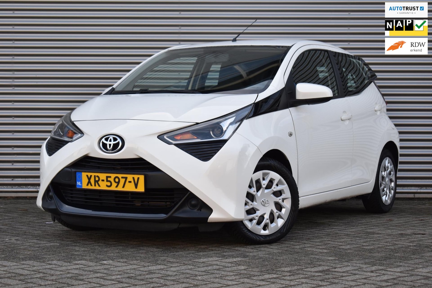 Toyota Aygo - 1.0 VVT-i x-play 1.0 VVT-i x-play, Airco, Parkeer camera, Led. - AutoWereld.nl