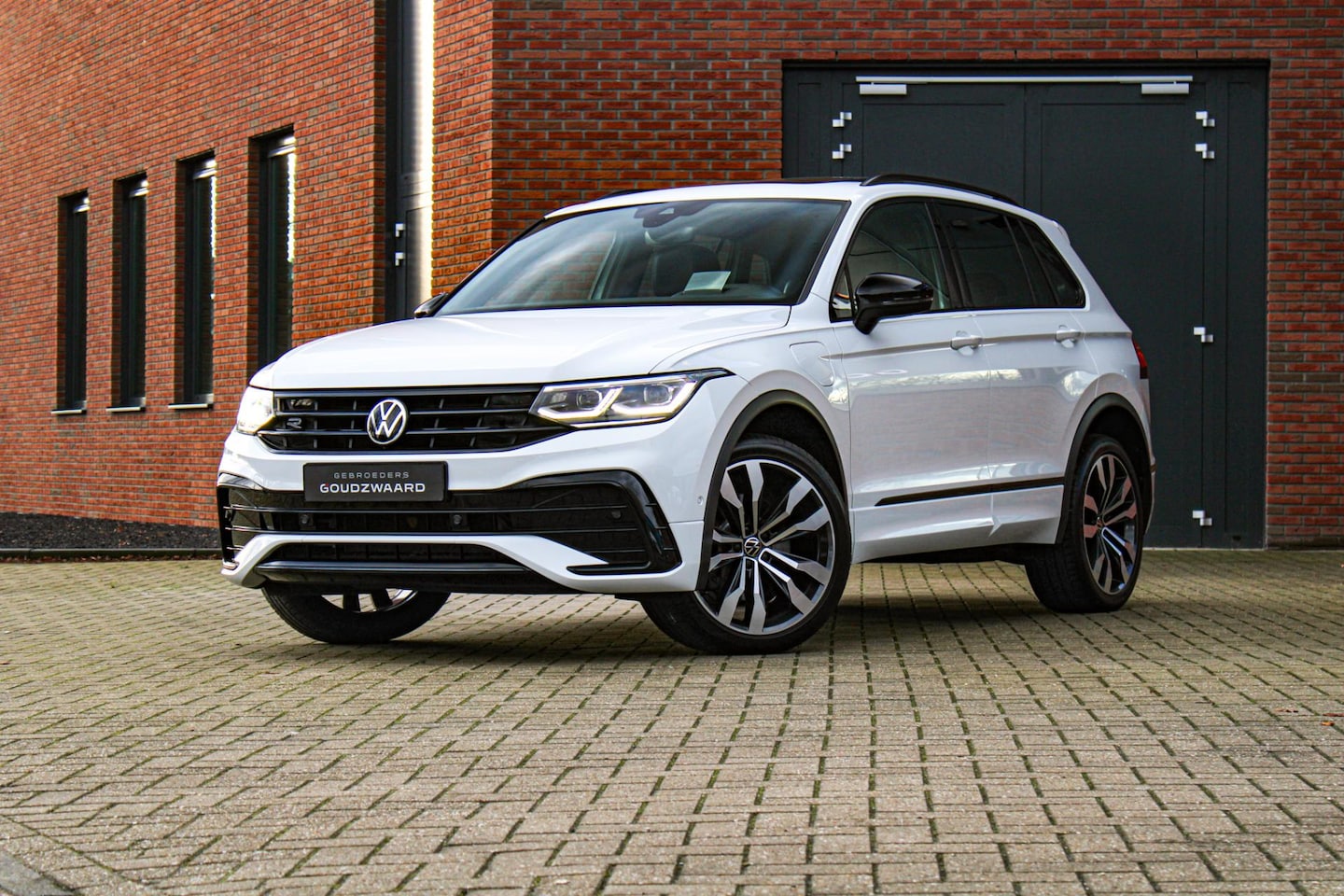 Volkswagen Tiguan - 1.4 TSI eHybrid R-Line 245PK | Head-up | Pano | Trekhaak | IQ Light - AutoWereld.nl