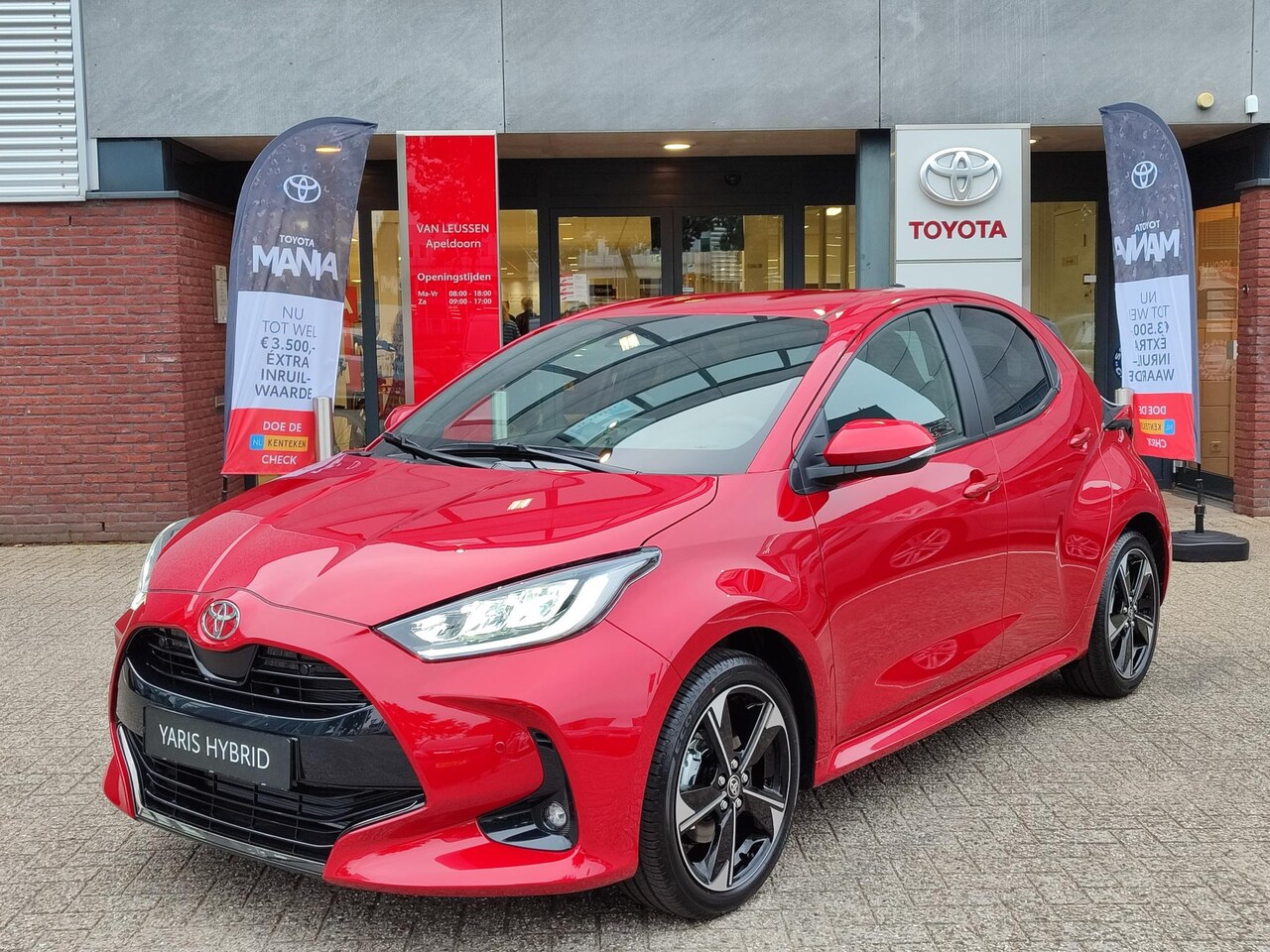 Toyota Yaris - Hybrid 130 EXECUTIVE NIEUW DIRECT LEVERBAAR! STOELVERW PARK-SENSOREN 17'' LM-VELGEN BLIND - AutoWereld.nl