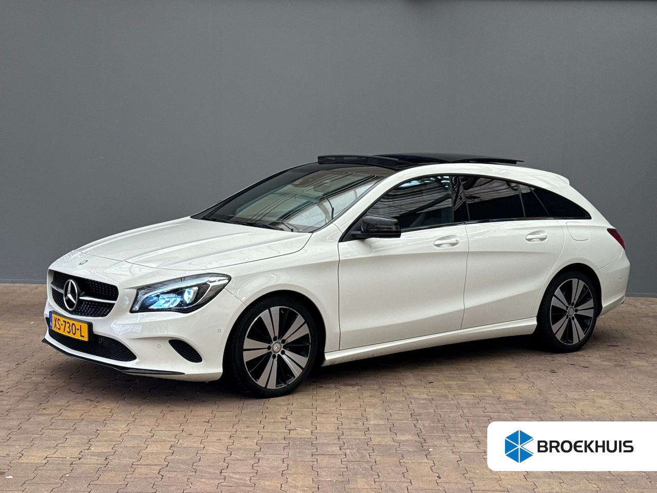 Mercedes-Benz CLA-klasse Shooting Brake - 180 AMG Night Edition Plus | Panoramadak | Navigatie | Clima | Stoelverwarming | Achteruit - AutoWereld.nl
