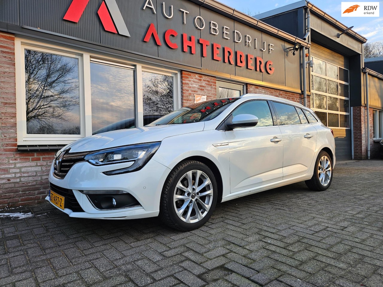 Renault Mégane Estate - 1.3 TCe Bose Automaat! Trekhaak! Nette Auto! Navigatie! Airco/Clima! Cruise Control! - AutoWereld.nl
