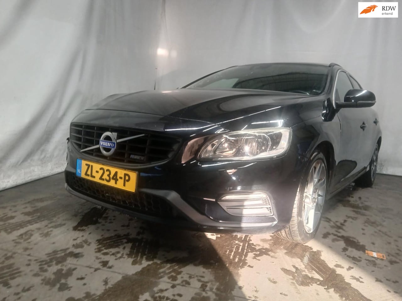 Volvo V60 - 2.0 D4 Ocean Race SCHADEAUTO!! - AutoWereld.nl