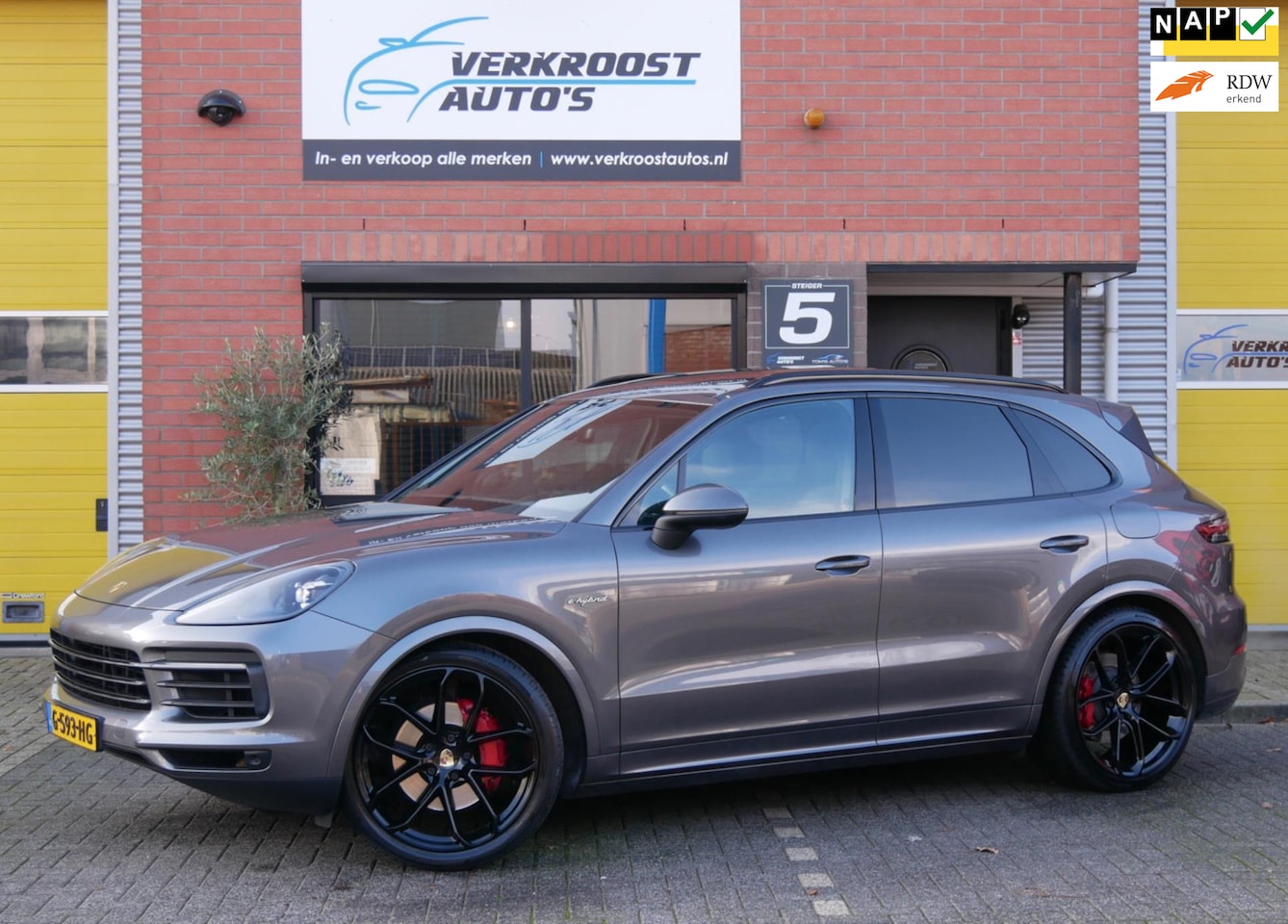 Porsche Cayenne - 3.0 E-Hybrid. pano. sportchrono. memory. luchtvering - AutoWereld.nl
