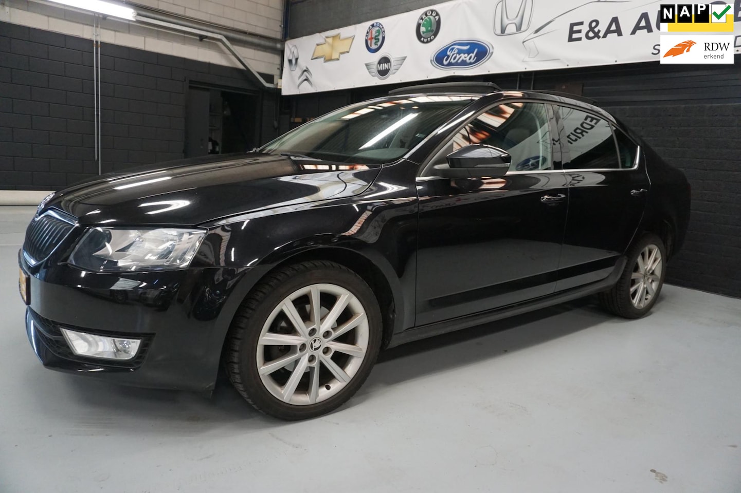 Skoda Octavia - 1.6 TDI AUTOMAAT /PANORAMA / NAP /EX BPM €8495 - AutoWereld.nl