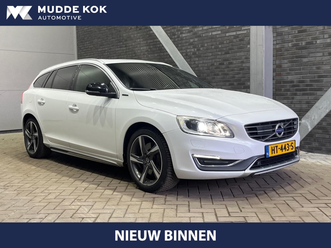 Volvo V60 - 2.4 D6 Twin Engine R-Design | Schuif/kanteldak | Trekhaak | Camera | ACC | BLIS | 18 Inch - AutoWereld.nl
