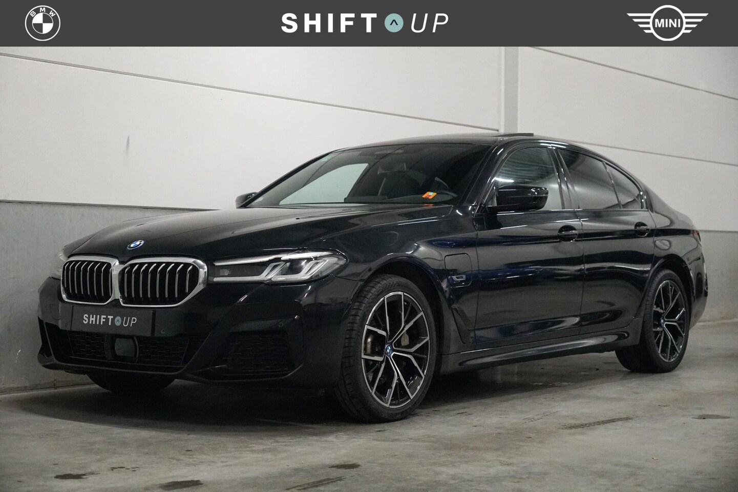 BMW 5-serie - 530e xDrive M-Sport | Schuifdak | CoPilot | Harman Kardon - AutoWereld.nl