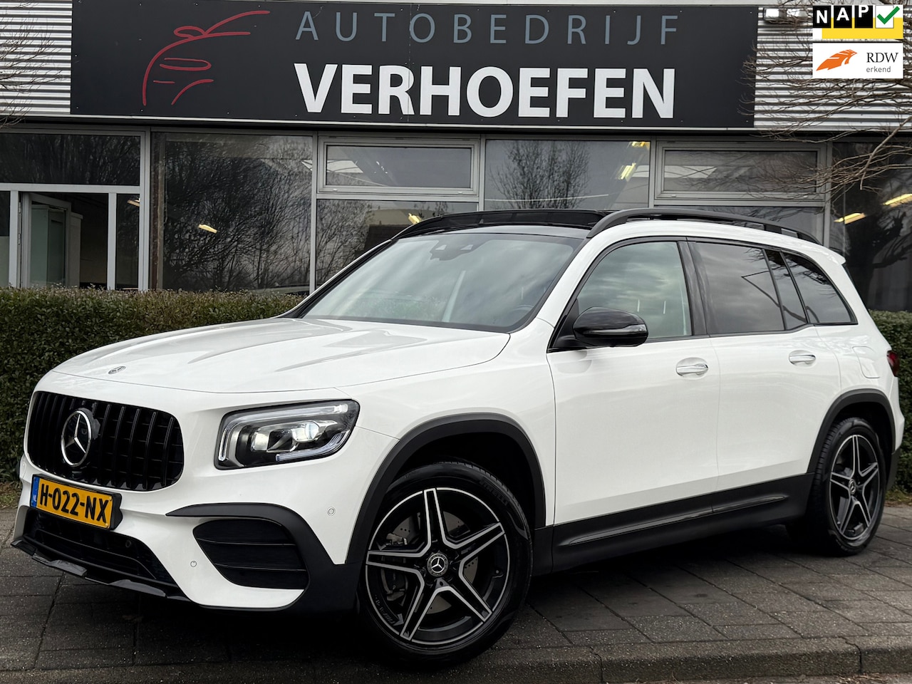 Mercedes-Benz GLB - 250 4MATIC Premium - PANORAMADAK - APPLE CARPLAY - LANE / DIST CONTROL - STOEL VERW - 360 - AutoWereld.nl