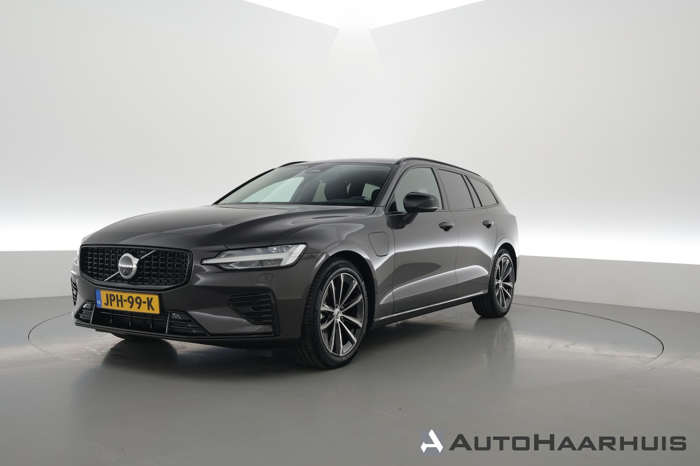 Volvo V60 - 2.0 T6 Plug-in hybrid AWD Plus Dark | Dig. Cockpit | Nav+CarPlay | Stuur+Stoelverw. | Harm - AutoWereld.nl