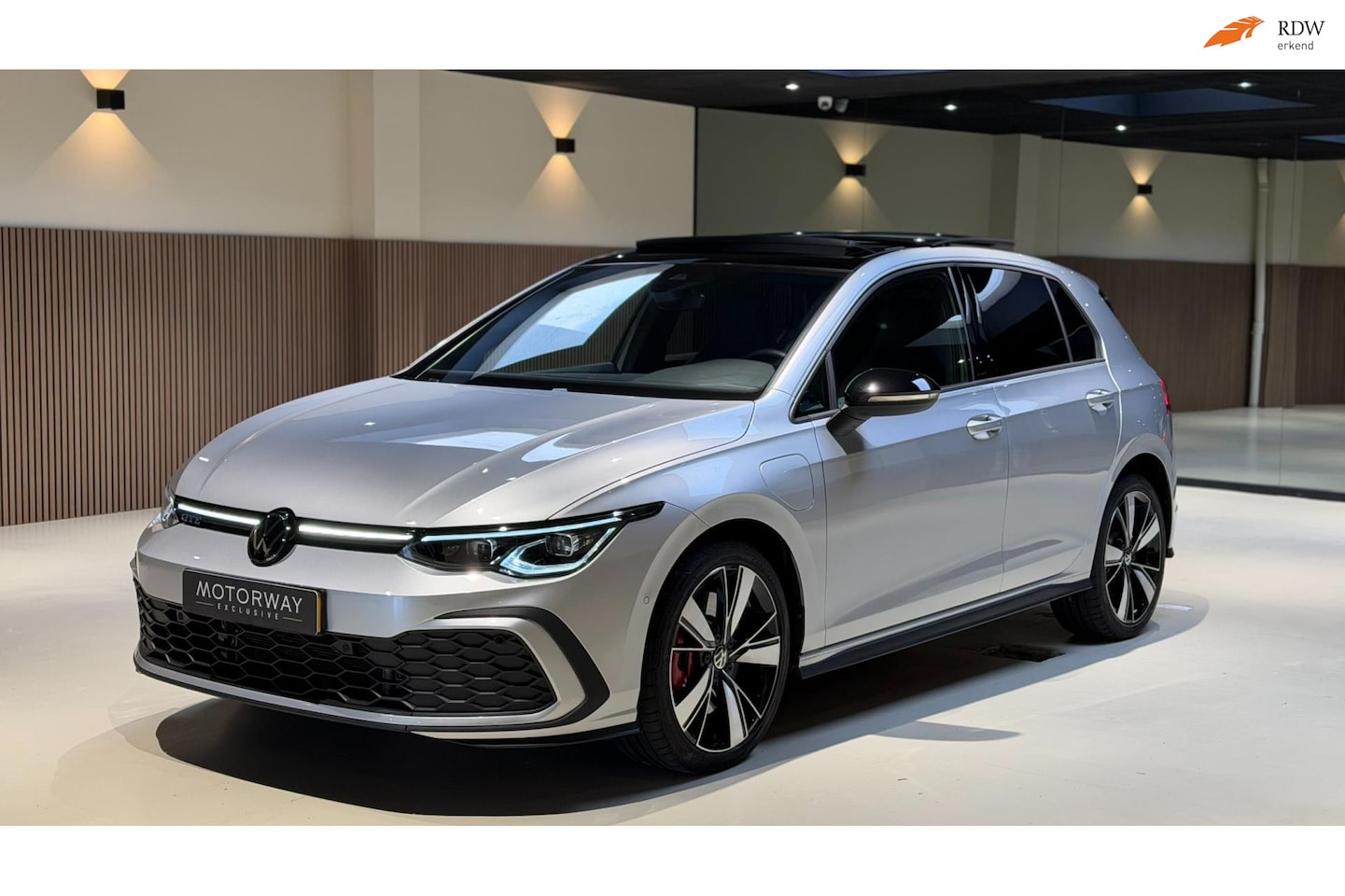 Volkswagen Golf - 1.4 eHybrid GTE Pano|Matrix|Camera|Blindspot - AutoWereld.nl