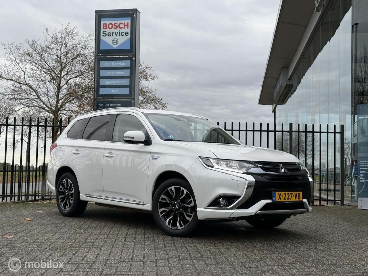 Mitsubishi Outlander - 2.0 PHEV Premium | Leer | Dakraam - AutoWereld.nl