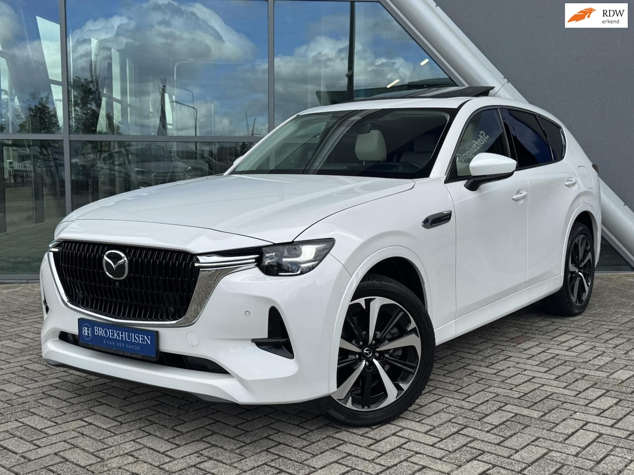 Mazda CX-60 - 2.5 e-SkyActiv Plug in Hybride Takumi 367pk Panoramadak / HU Display / 360 Camera - AutoWereld.nl