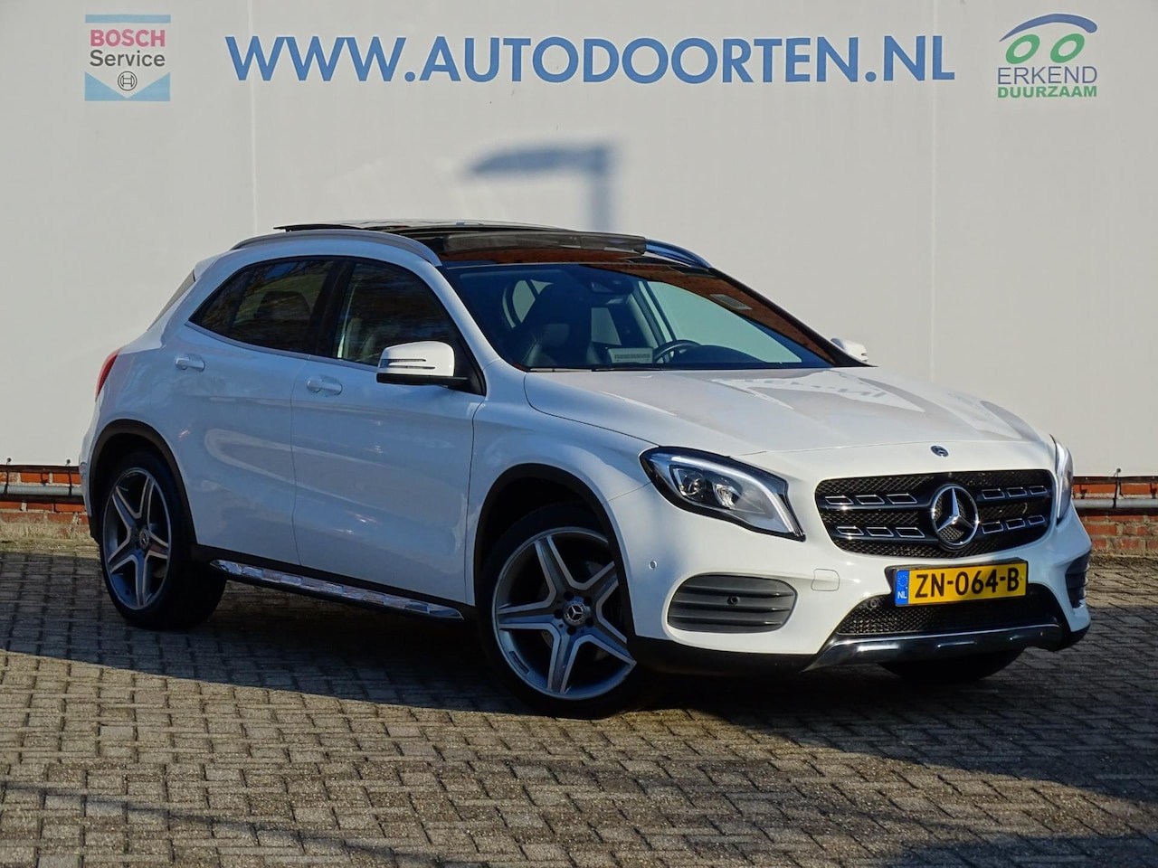 Mercedes-Benz GLA-Klasse - 250 Premium Plus|Pano|1500KG Trekken|Carbon|Harman Kardon - AutoWereld.nl