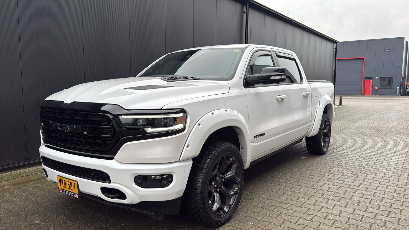 Dodge Ram 1500 - 5.7 V8 4x4 Crew Cab Limited Pano Led NIEUWE MOTOR - AutoWereld.nl