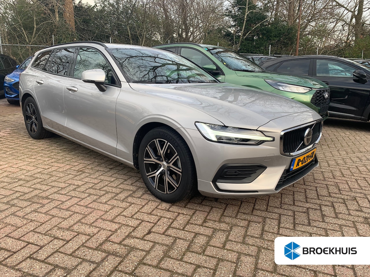 Volvo V60 - 2.0 B3 Essential Edition 163pk | Leder | Adaptive Cruise | Dodehoek Detectie | Stoel & Stu - AutoWereld.nl