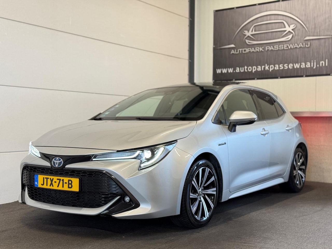 Toyota Corolla - 1.8 Hybrid Pano, ACC, Achteruitrijcamera, Lane-Assist, Keyless Start, Grootlichtassistent, - AutoWereld.nl