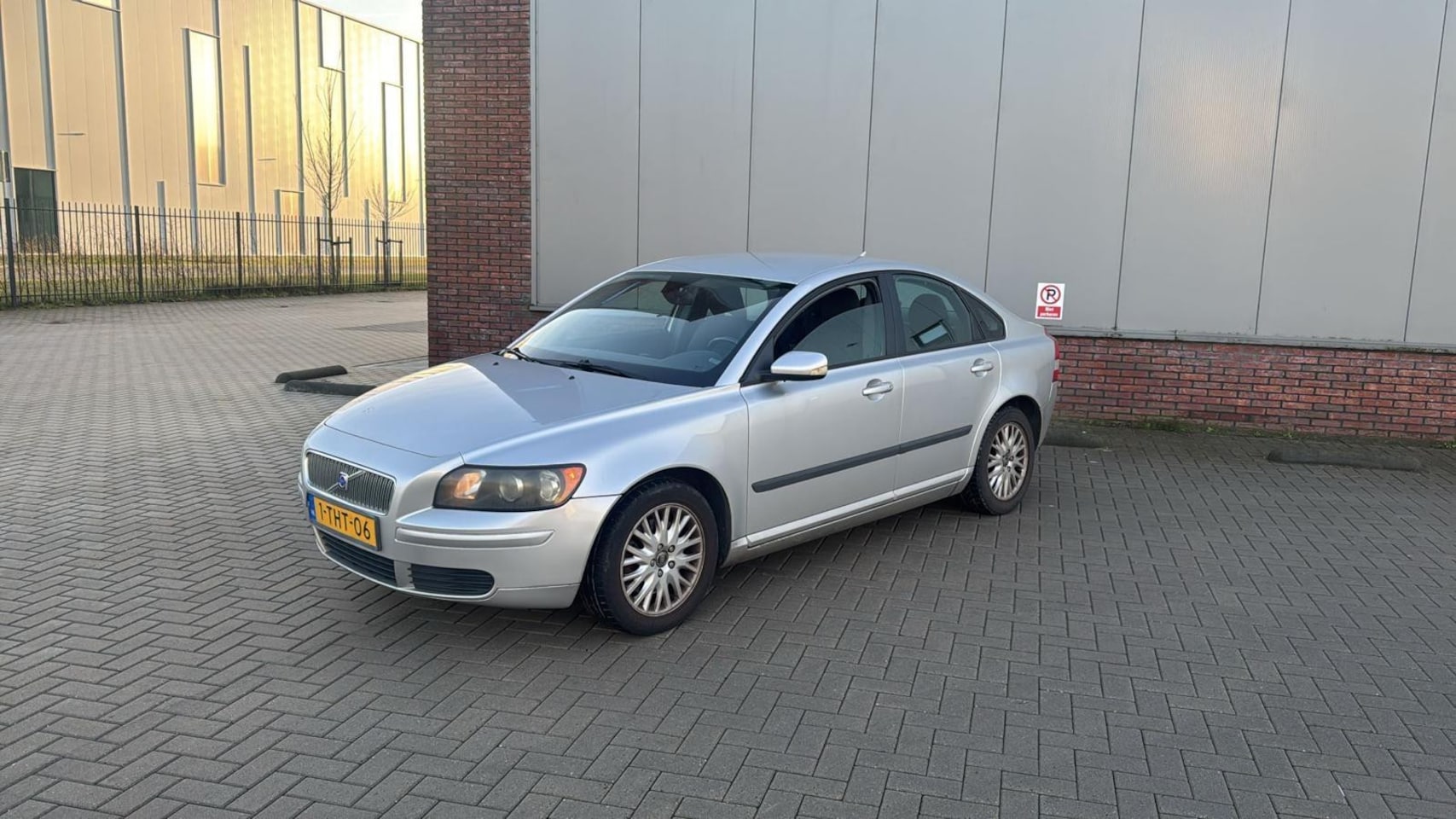 Volvo S40 - 2.4i Elan 147.000 Km Airco Grijs 2004 - AutoWereld.nl