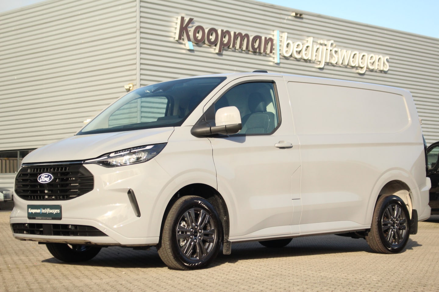 Ford Transit Custom - E-Transit 320 L1H1 Limited | 65kWh | 160kW/218pk | Trekgewicht 2300kg | Camera | Carplay/A - AutoWereld.nl